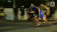 Balap Lari Liar di Bogor: Dua pebalap lari liar adu lari 100 meter di kawasan Cibinong, Bogor, Sabtu (12/9/2020) dini hari. Menurut warga sekitar, balap lari liar ini lebih positif dari balap motor dan dapat mencegah tawuran, meski kegiatan itu mengganggu lalu lintas. (Liputan6.com/Herman Zakharia)