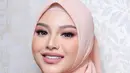 Serta hijab segi empat warna senada dengan kebayanya, ditata sederhana oleh hijab stylist, Nia. (Instagram/dhirmanputra)