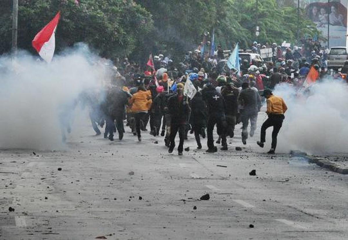 Bentrok demonstran vs polisi di DPR