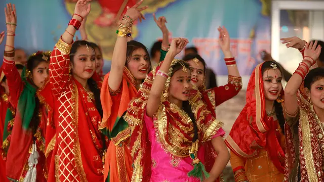 Rayakan Festival Lohri, Gadis Cantik India Menari di Api Unggun