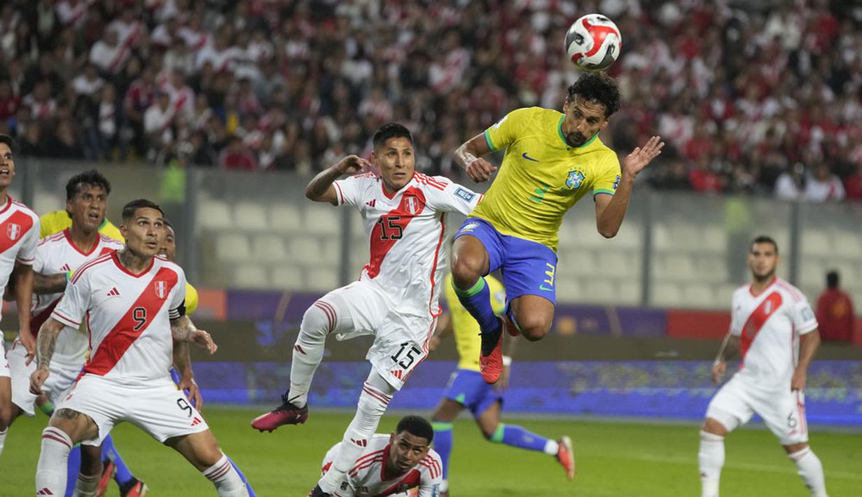 Pemain Brasil, Marquinhos, menyundul bola saat melawan Peru pada laga kualifikasi Piala Dunia 2026 zona CONMEBOL, Rabu, (13/9/2023). Tim Samba menang dengan skor tipis 1-0. (AP Photo/Martin Mejia)