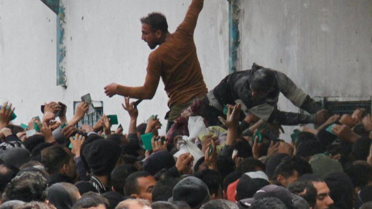 FOTO: Potret Pilu Warga Palestina yang Kelaparan Geruduk Gudang PBB untuk Berebut Bantuan