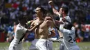 Aksi bintang Los Angeles Galaxy, Zlatan Ibrahimovic (tengah) usai membobol gawang Los Angeles FC pada laga Major League Socccer di StubHub Center,  California, (31/3/2018). LA Galaxy menang 4-3. (AP/Jae C. Hong)