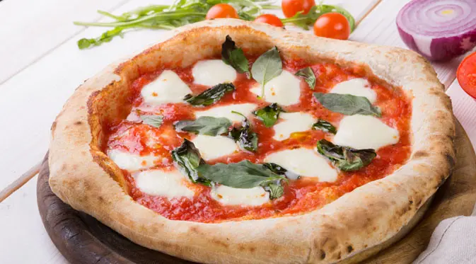 Kuliner Pizza Napoli yang menggugah selera. (Foto: shutterstock.com).