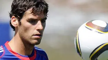 Aksi gelandang Prancis, Yoann Gourcuff bermain dengan bola di sesi latihan timnas di Tignes, 25 Mei 2010 jelang PD 2010. AFP PHOTO / FRANCK FIFE 