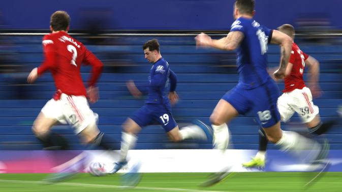 Gelandang Chelsea, Mason Mount (tengah) membawa bola saat bertanding melawan Manchester United pada pertandingan lanjutan Liga Inggris di Stamford Bridge Stadium di London, Inggris, Minggu (28/2/2021). Chelsea bermain imbang atas MU 0-0. (AP Photo/Ian Walton, Pool)