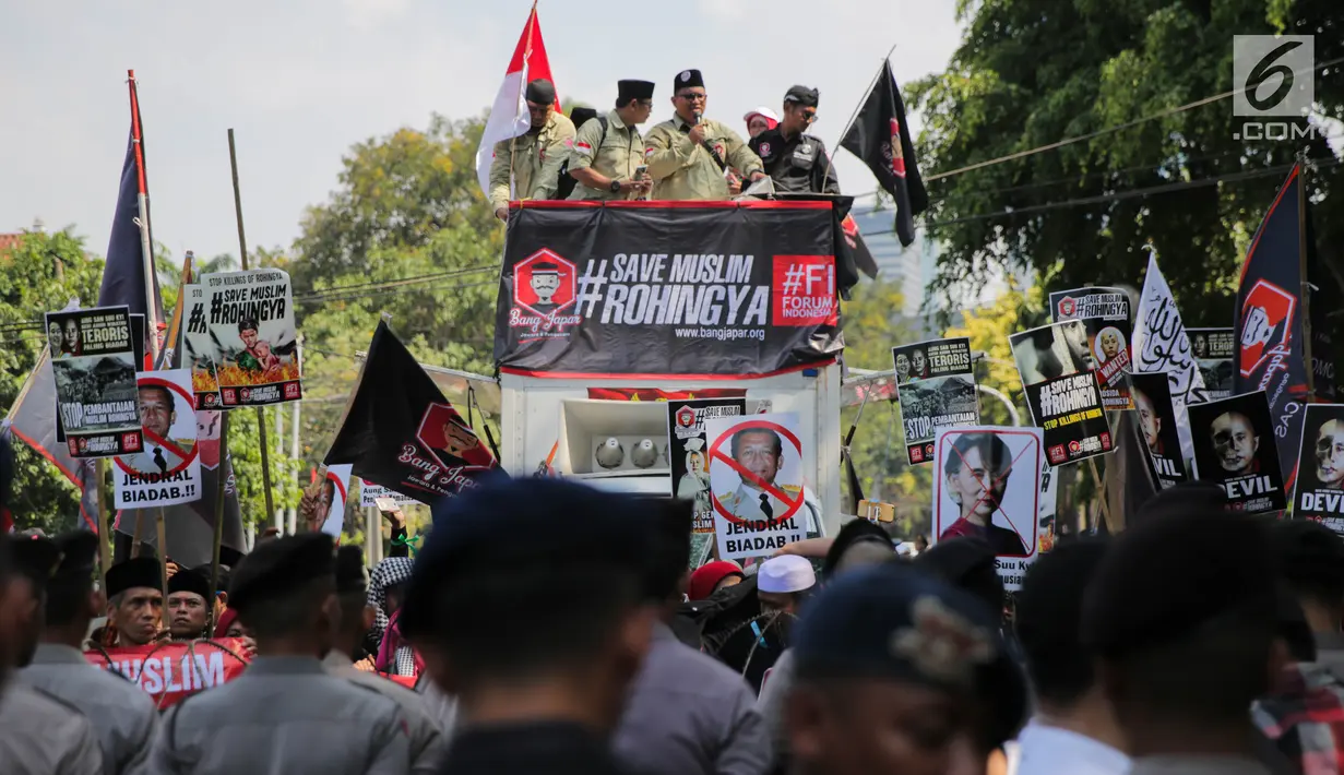 Massa berorasi di atas mobil komando dalam aksi bela Rohingya bersama Bang Japar (Barisan Jawara dan Pengacara) di depan Kedutaan Besar Myanmar, Jakarta, Jumat (8/9). Aksi ini dalam rangka solidaritas terhadap muslim Rohingya. (Liputan6.com/Faizal Fanani)