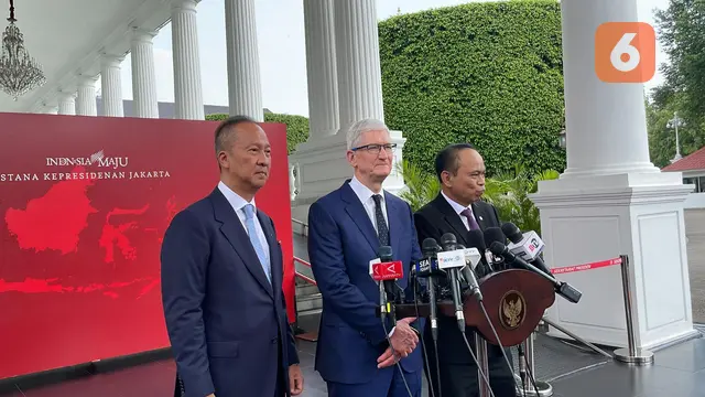 CEO Apple Tim Cook bersama Menperin Agus Gumiwang Kartasasmita dan Menkominfo Budi Arie Setiadi usai bertemu Presiden Jokowi di Istana Kepresidenan, Jakarta, Rabu 17 April 2024. Liputan6.com/Lizsa Egeham
