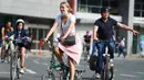 Orang-orang bersepeda di sebuah jalan dalam acara Hari Minggu Bebas Kendaraan Bermotor (Car Free Sunday) di Brussel, Belgia, pada 20 September 2020. (Xinhua/Zheng Huansong)