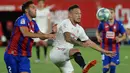 Gelandang Sevilla, Lucas Ocampos, berebut bola dengan bek Eibar, Esteban Burgos, pada laga lanjutan La Liga pekan ke-34 di Estadio Ramon Sanchez Pizjuan, Selasa (7/7/2020) dini hari WIB. Sevilla menang 1-0 atas Eibar. (AFP/Cristina Quicler)