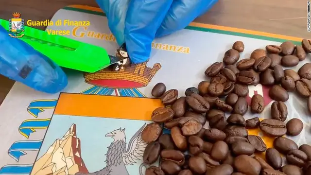 Coffee beans hollowed out and filled with cocaine (Guardia di Finanza Varese)