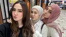 Sekitar lima anggota Geng Mamayu tidak hadir dalam momen kumpul ini. Lesti Kejora baru saja melahirkan anak keduanya, Dinda Hauw sedang menemani buah hatinya yang sakit, Ira Nandha tengah hamil besar, Aurel Hermansyah dan Melody Laksani punya kesibukan yang lain. Biasa kumpul lengkap, banyak netizen yang bertanya-tanya anggota Geng Mamayu yang lainnya. (Liputan6.com/IG/@kesharatuliu05)