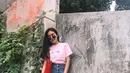 Cocok untuk outfit kuliah, kamu bisa tiru gaya kasual Alika Islamadina satu ini. Padukan t-shirt dengan celana kulot dan sneakers. (Instagram/alikaislamadina).