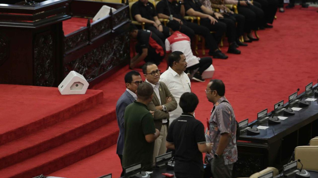 Selain itu, ketua umum partai politik yang mewakili keterwakilan DPR, kemudian raja-raja Nusantara, ketua
ormas keagamaan dan perwakilan teladan dari seluruh Nusantara juga akan hadir di Sidang
Tahunan MPR tersebut.