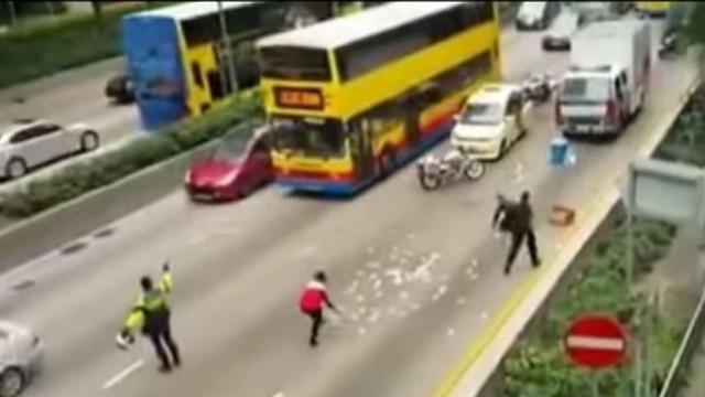 Truk Bagi Bagi Uang Lalu Lintas Hong Kong Kacau Otomotif Liputan6 Com