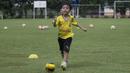 Anak dari Stefano Teco, yang bernama Romario, menggiring bola saat latihan Persija Jakarta di Lapangan Sutasoma, Jakarta, Minggu (25/2/2018). Ketika ayahnya bekerja sang anak asyik bermain sepak bola. (Bola.com/Aspirilla Dwi Adha)