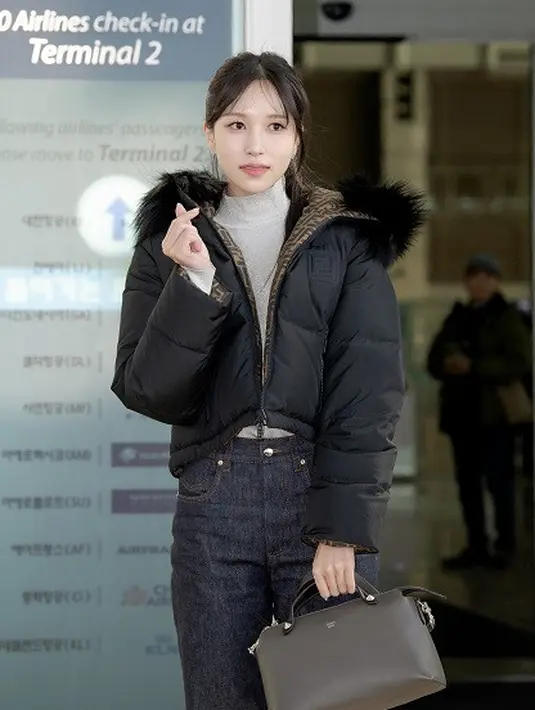 Ia padukan turtleneck putih dengan puffy jacket dan straight jeans pants dari Fendy [Fendi]