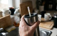 Cara Menghilangkan Noda Kuning pada Sedotan Tumbler dan Tips Merawatnya