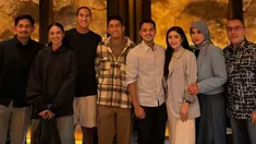 Drajat Djumantara merupakan teman SMA Daffa Wardhana, tak heran jika keduanya sangat dekat. Kedekatan keduanya sudah curi perhatian ketika di resepsi pernikahan Febby dan Drajat Djumantara. Aura pengantin barunya masih terlihat, Febby Rastanty dan Drajat Djumantara hadiri perayaan ulang tahun Daffa Wardhana selaras dengan mengenakan blazer warna biru muda. (Liputan6.com/IG/@marinizumarnisreal)