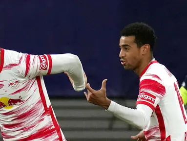 Pemain RB Leipzig Andre Silva (kiri) merayakan dengan Tyler Adams usai mencetak gol ke gawang Manchester City pada pertandingan sepak bola Grup A Liga Champions di Red Bull Arena, Leipzig, Jerman, 7 Desember 2021. RB Leipzig menang 2-1. (AP Photo/Michael Sohn)