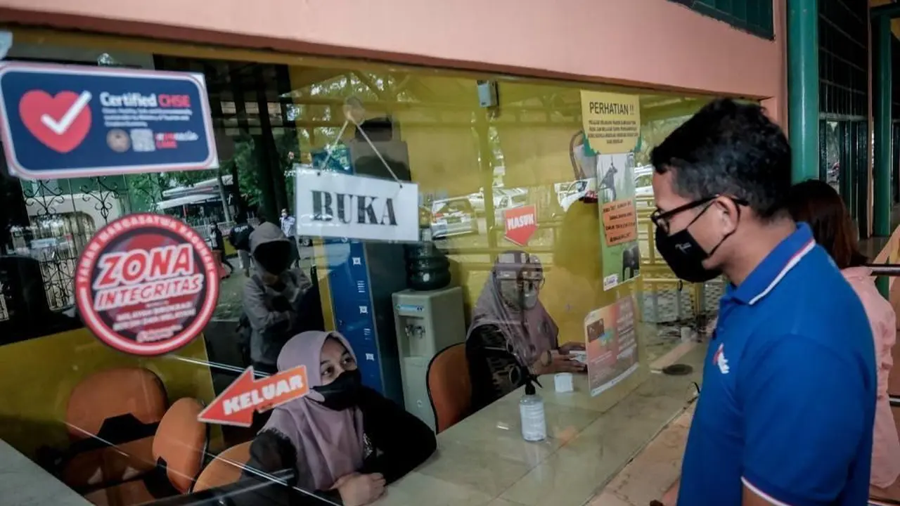 Menteri Pariwisata dan Ekonomi Kreatif/Kepala Badan Pariwisata dan Ekonomi Kreatif Sandiaga Salahuddin Uno mengunjungi Taman Margasatwa Ragunan. (Dok Kemenparekraf)