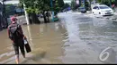 Salah satu kawasan yang terkena banjir di Jakarta berada di Jalan Kemang Raya, Jakarta, Minggu (27/7/2014) (Liputan6.com/Faizal Fanani)