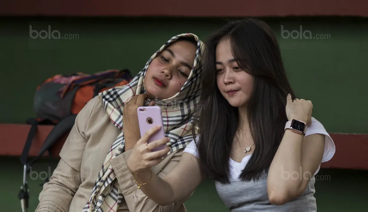 Pacar dari Muhammad Hargianto, Maureen Gania (kiri) dan kekasih Hansamu Yama, Zakiera Nisha, foto bareng saat latihan Timnas Indonesia U-22 di Lapangan SPH Karawaci, Banten, Jumat (11/8/2017). (Bola.com/Vitalis Yogi Trisna)