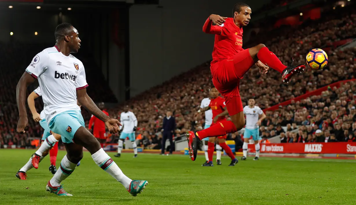  Aksi Joel Matip (kanan) saat Liverpool menjamu West Ham United. (Action Images via Reuters / Lee Smith)