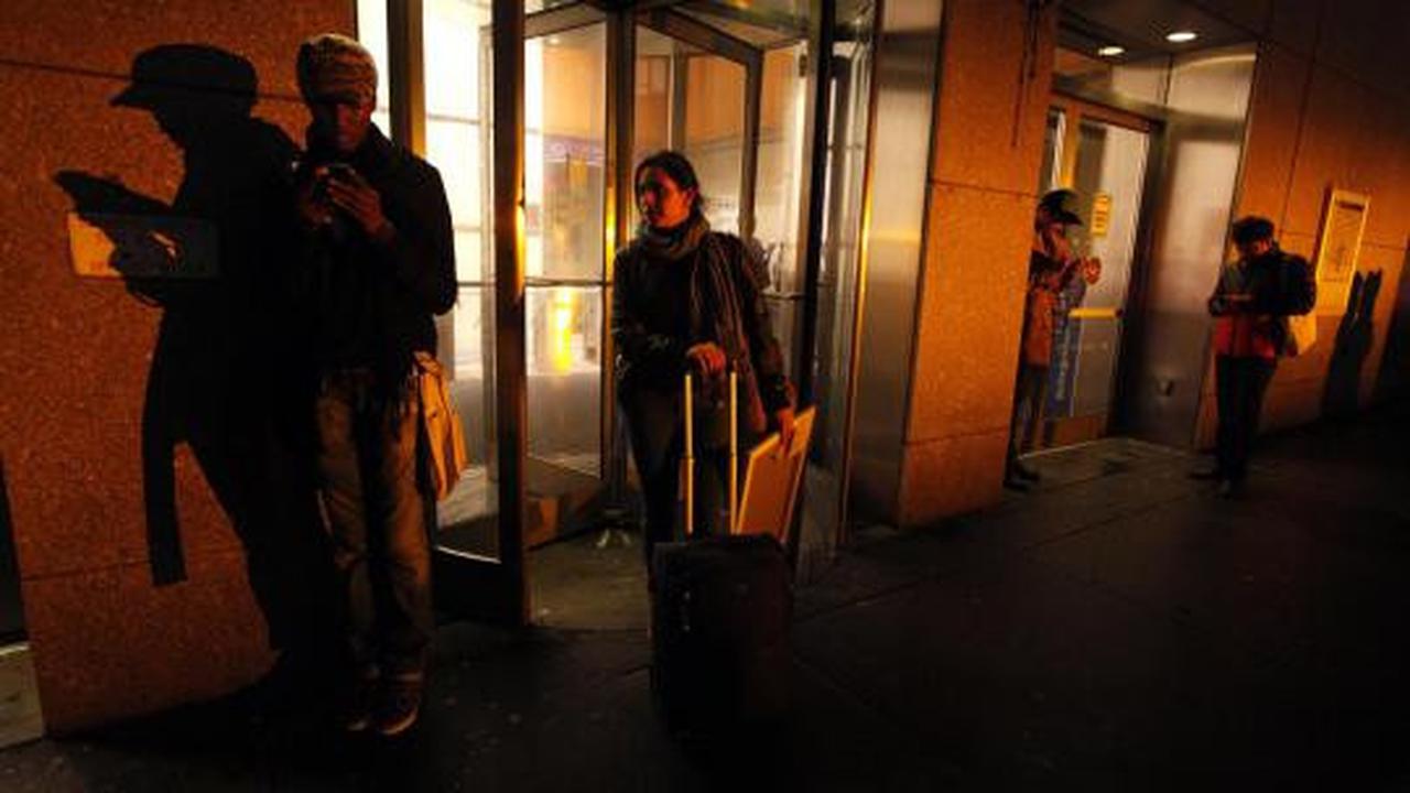 Listrik padam akibat 'Sandy', penjual senter marak di New York