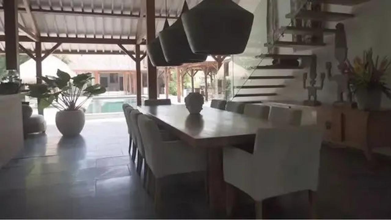 9 Potret Dapur Kayu di Rumah Indah Kalalo dengan Perpaduan Model Etnik dan Modern