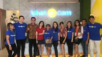 Chief Marketing Officer tiket.com, Gaery Undarsa foto bersama karyawan tiket.com di Bali, Sabtu (28/7)