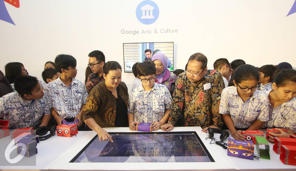 Head of Public Policy Google Indonesia Shinto Nugroho (tengah) bersama Direktur Pelestarian Cagar Budaya Permuseuman Harry Widianto (ketiga kanan) saat peluncuran Art Camera dan Google Cardboard, Jakarta, Kamis (27/10). (Liputan6.com/Immanuel Antonius)