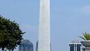 Warga berjalan di depan pagar Monumen Nasional (Monas), Jakarta, Sabtu (15/5/2021). Warga kecewa lantaran tempat wisata tersebut ditutup, padahal mereka datang untuk menikmati libur Idul Fitri 1442 Hijriah. (merdeka.com/Imam Buhori)