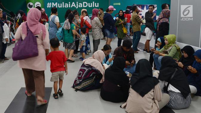 Calon penumpang duduk-duduk di Stasiun Moda Raya Terpadu (MRT) Bundaran HI, Jakarta, Rabu (3/4). Meski sudah tidak digratiskan, warga tetap antusias menjajal MRT. (merdeka.com/Imam Buhori)