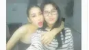 Perseteruan antara Sandrinna Michelle dengan sang ibunda masih terus berlanjut hingga saat ini. Terbukti dari unggahan Instagram sang ibunda yang menyebut kalau Sandrinna sudah dicuci otaknya. Di tengah kemelut itu, Sandrinna justru membagikan potret kedekatannya dengan adiknya Richelle. (Liputan6.com/IG/@sandrinna_11)