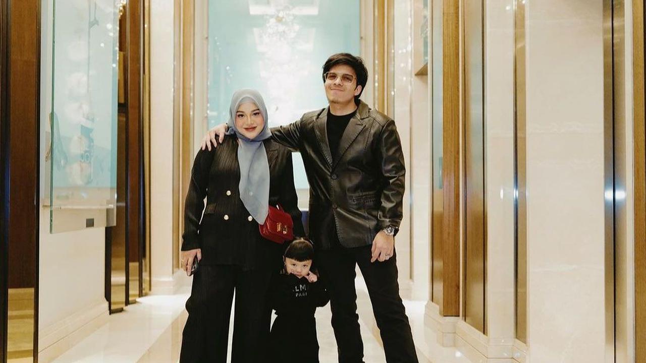 Tidak hanya merayakan ulang tahun Atta di rumah, Aurel dan Atta juga menggelar birthday dinner yang dihadiri oleh keluarga mereka.