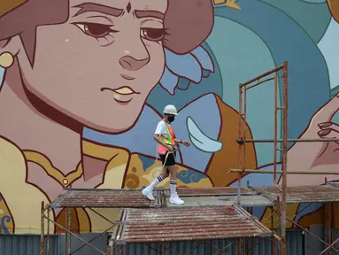 Muralis perempuan menyelesaikan pembuatan mural pada dinding di kawasan Juanda, Jakarta, Rabu (16/6/2021). Mural ini merupakan kegiatan kampanye Converese City Forests yang mengangkat tema Campaign Breaking Barries-True Color. (merdeka.com/Imam Buhori)