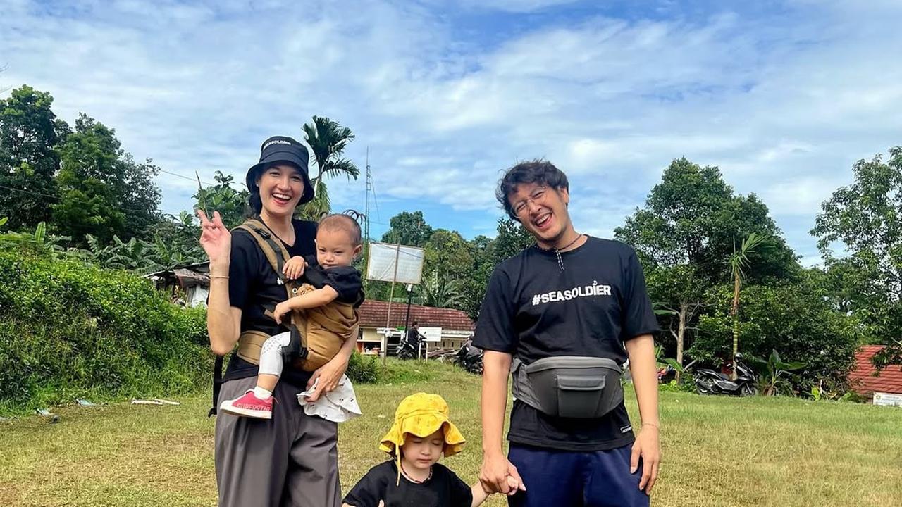 Potret Nadine Chandrawinata Ajak 2 Anaknya ke Curug, Kompak Sama Dimas Anggara