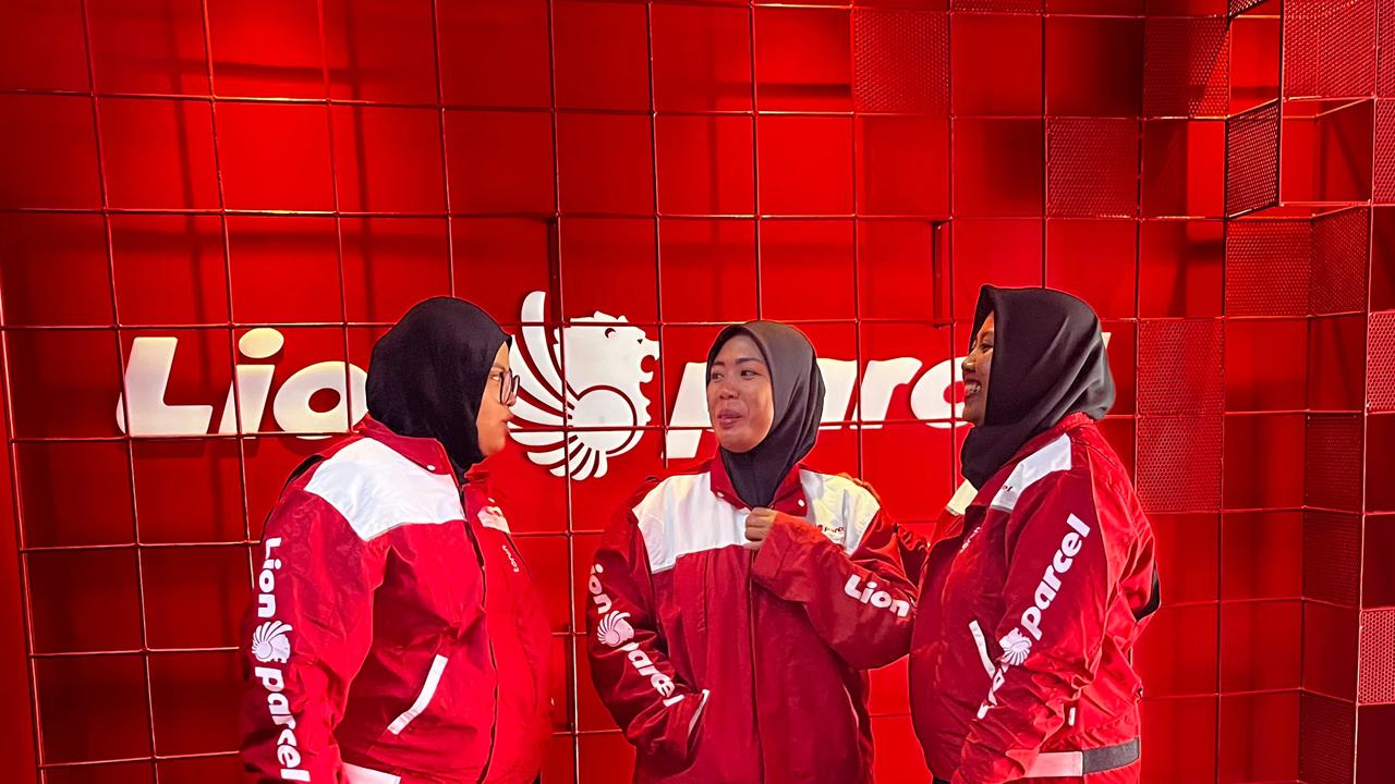 Kartini Masa Kini di Jalanan: Kisah Kurir Perempuan Lion Parcel Menaklukkan Tantangan