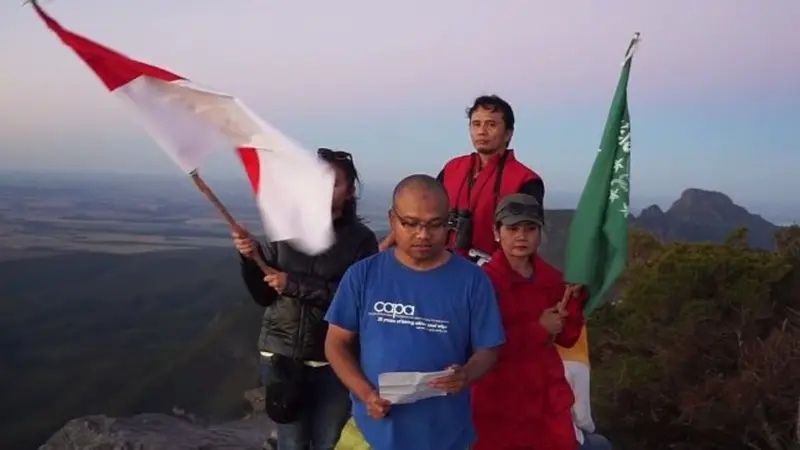 Selain mengibarkan bendera merah putih di puncak Gunung Bluff Knoll di Australia, 7 mahasiswa Indonesia juga nyanyikan Indonesia Raya. (Ann Guo)