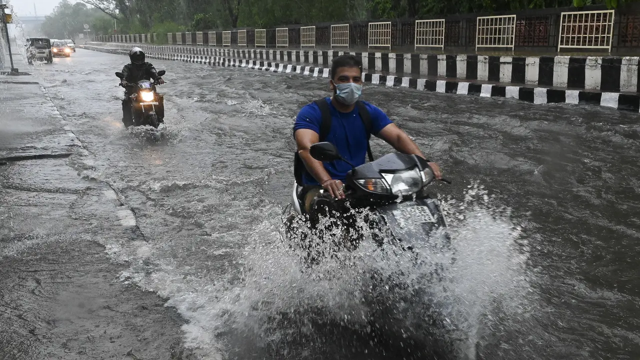 Hujan Lebat 24 Jam, Banjir Rendam New Delhi