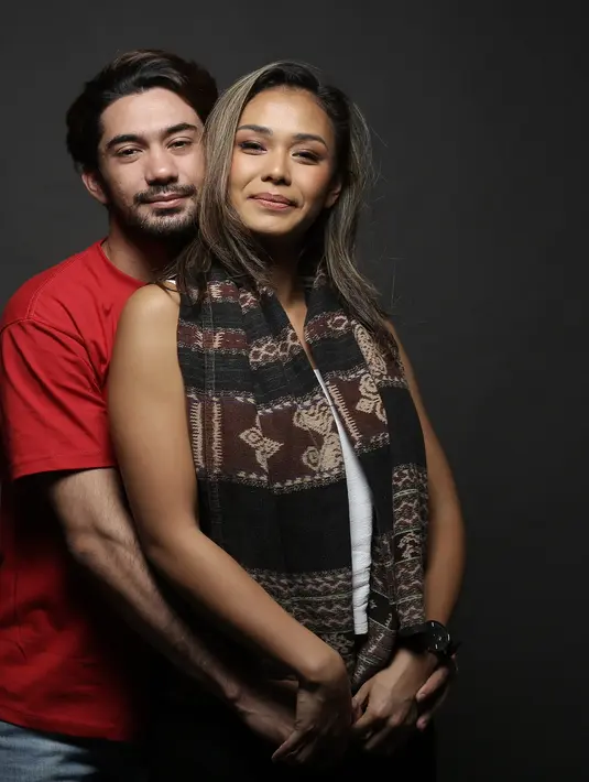 Dalam melakukan adegan romantis, keduanya juga tidak mengalami kesulitan. Tidak banyak mengulang dan berjalan natural. Apalagi dalam film itu digambarkan sebagai pasangan suami istri yang ekspresif dan romantis. (Bambang E. Ros/Bintang.com)