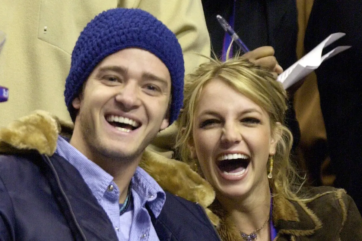 Justin Timberlake dan Britney Spears pada 2002. (AP Photo/Chris Gardner, File)