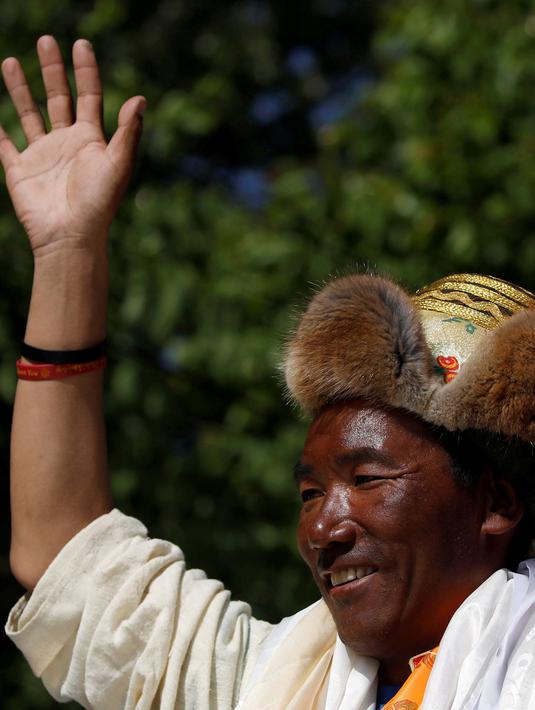 Pendaki asal Nepal, Kami Rita Sherpa melambaikan tangan setelah turun dari Gunung Everest di Kathmandu, Nepal, Sabtu (25/5/2019). Rencananya, Kami masih akan melakukan satu kali lagi pendakian Gunung Everest sebelum pensiun dari olahraga ekstrem tersebut. (REUTERS/Navesh Chitrakar)