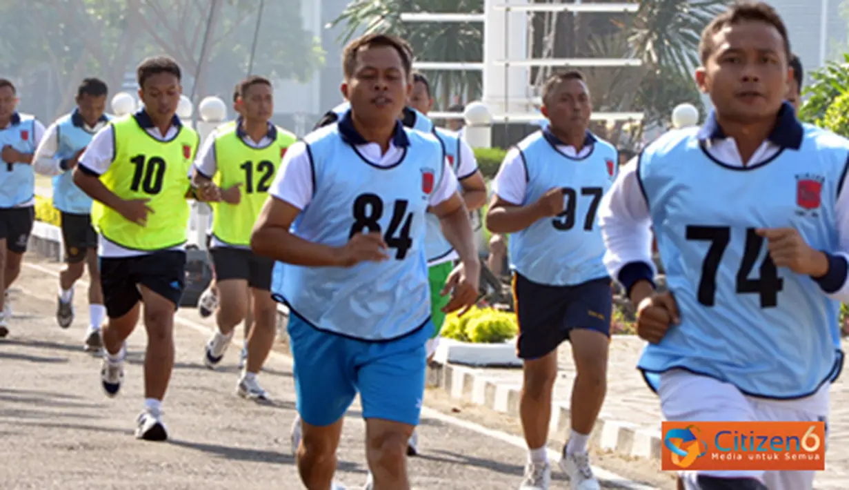 Citizen6, Surabaya: Sebanyak 386 Casis Pama dari berbagai Satuan Kerja TNI AL memperebutkan 320 kursi pada seleksi masuk Dikspespa 2012 di Lapangan Laut Maluku, Kesatrian Bumimoro, Kobangdikal, Rabu ((13/6). (Pengirim: Kobangdikal).