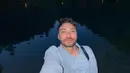 Setelah di Belanda, Refal Hady pun melanjutkan perjalanan liburannya ke Swiss. Di negara yang terkenal dengan coklat buatannya, aktor ini pun mengabadikan potret selfie di Danau Blausee di malam hari. Meski suasana gelap, sosoknya curi perhatian banyak netizen. (Liputan6.com/IG/@refalhady)