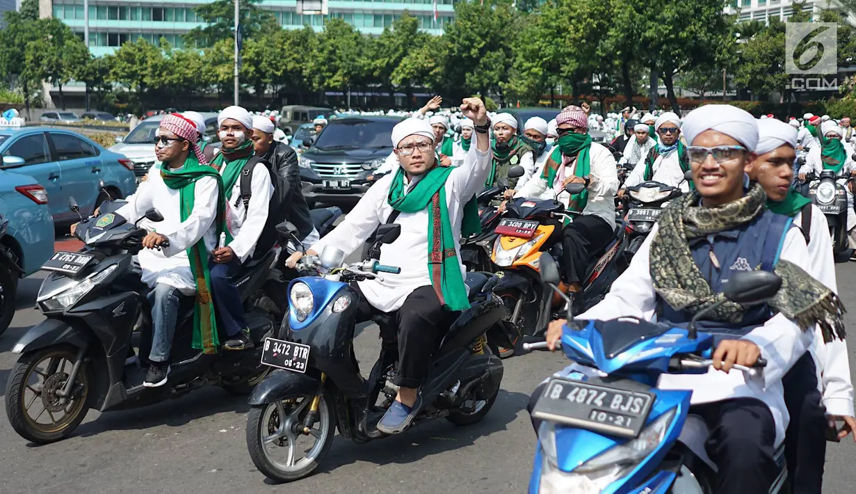 Laskar Front Pembela Islam (FPI) mengikuti konvoi menggunakan sepeda motor saat melintas di Bundaran HI, Jakarta, Rabu (22/5/2019). FPI mengerahkan simpatisannya di Jabodetabek untuk berdemonstrasi terkait hasil rekapitulasi suara Pemilu 2019 di gedung Bawaslu. (Liputan6.com/Immanuel Antonius)