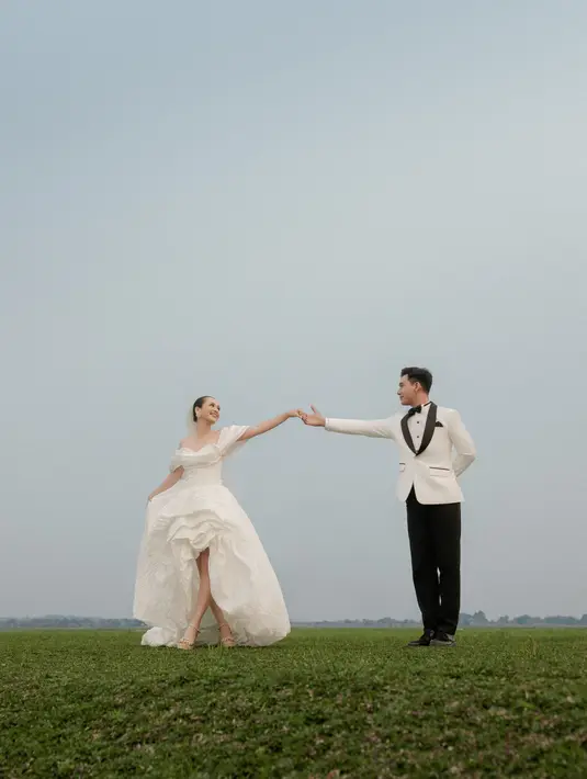 Aktris 30 tahun itu tampil anggun dalam balutan gaun pengantin klasik yang bertekstur dari Sip couture [@deaaannisa]