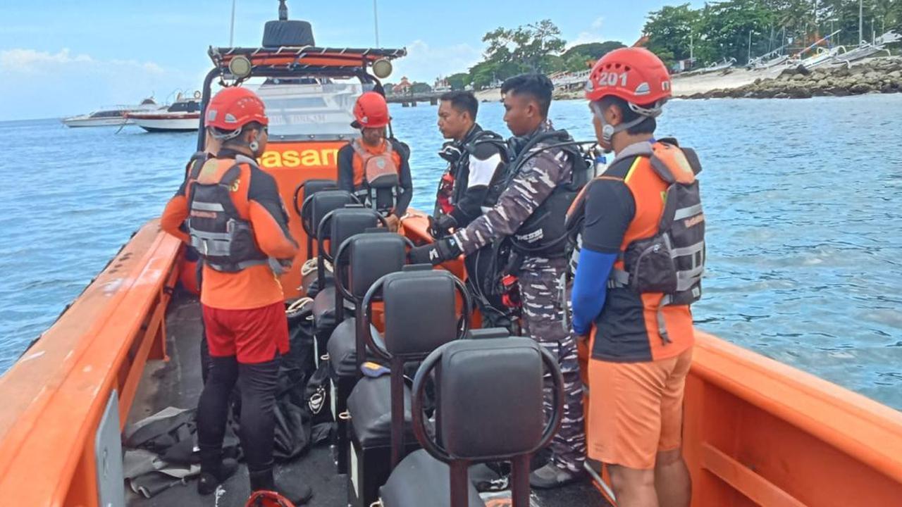 Aksi Prajurit TNI AL Turun Langsung Bantu Pencarian Korban Tenggelam di Perairan Pantai Kutampi