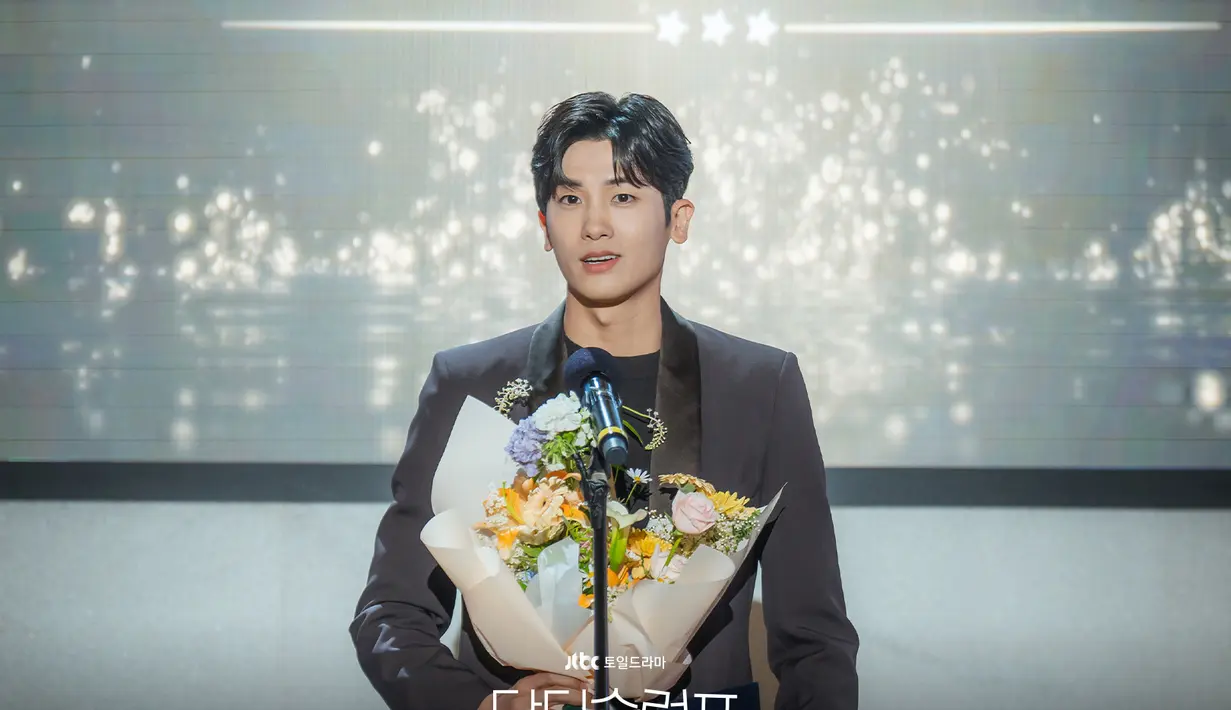 Ini adalah salah satu foto masih menampilkan Yeo Jung Woo yang bersinar terang saat menerima penghargaan di acara reuni kampusnya. (Foto: Instagram/ jtbcdrama)